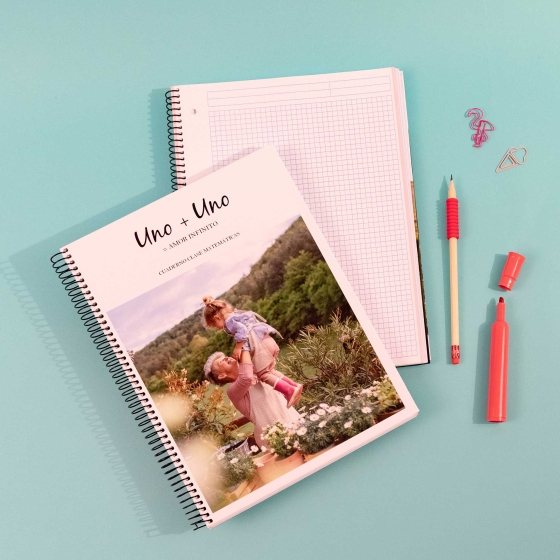 Categoría Fotoprix. Foto de un producto de imprenta, un cuaderno, con una foto personalizada en la portada y otro cuaderno abierto donde se puede escribir.